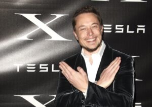Twitter surpreende o mundo com o novo logo “X” branco em fundo preto após decisão de Elon Musk. A logo gerou memes na internet